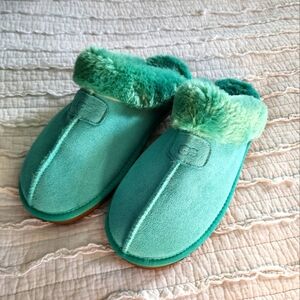 NWOT UGG Cozy Mint Green Fur-Lined Slippers Size 11